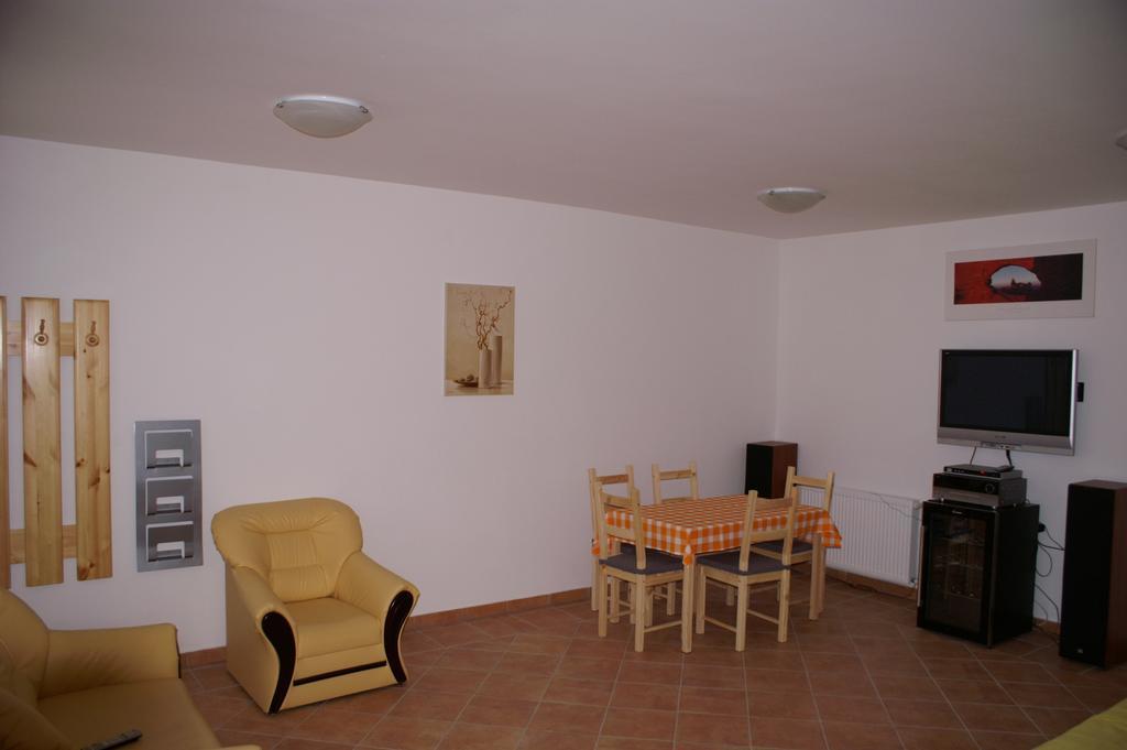 Oeregtoelgy Panzio Hotell Csongrád Rum bild